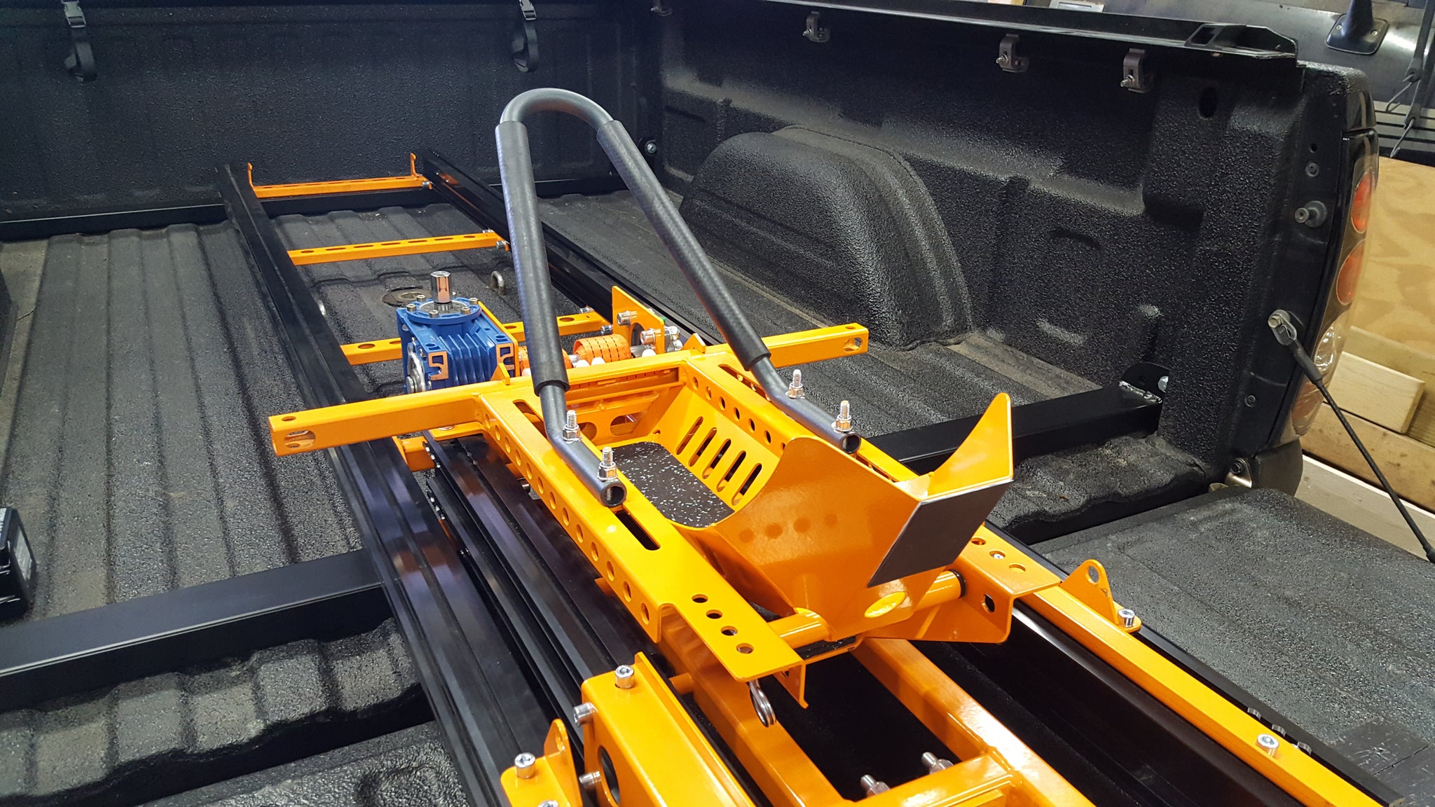 Lève-moto Avant Rothewald - Capacité 300 Kg - Double Roulettes - Adaptateur Universel - Pour Entretien